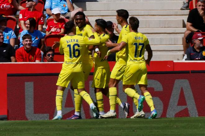 Los jugadores del Villarreal celebran el gol de Logan Costa en Mallorca (Foto: EFE).