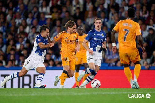 Luka Sucic junto a Modric en el Real Sociedad-Real Madrid (Foto: LaLiga).