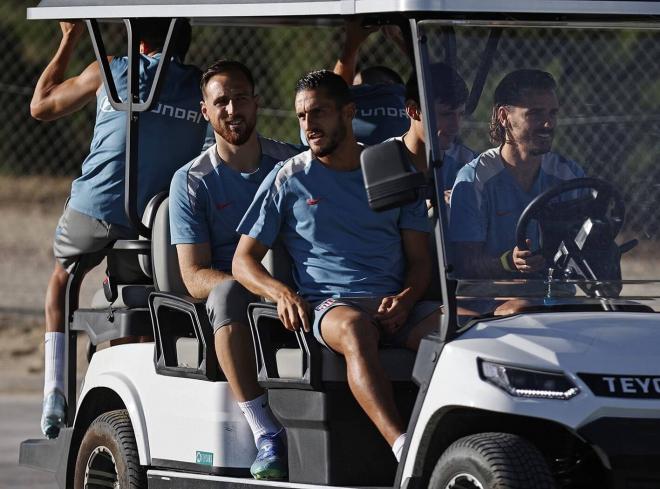 Oblak, Koke, Le Normand y Griezmann, de camino a una sesión del Atlético (Foto: ATM).