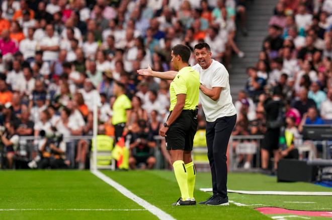 Pezzolano protesta en el Bernabéu (Foto: Real Valladolid).