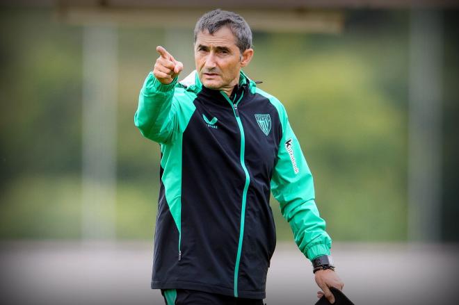 Instrucciones del técnico Ernesto Valverde en Lezama (Foto: Athletic Club).