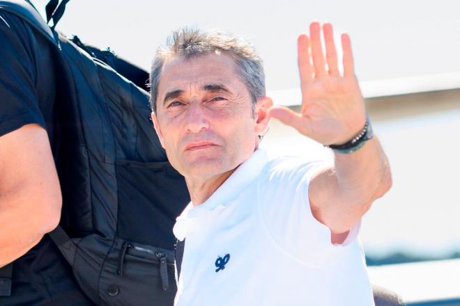 Ernesto Valverde saluda desde la escalerilla del avión (Foto: Athletic Club).