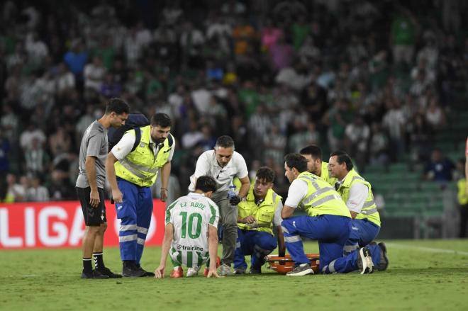 Ez Abde, atendido por los servicios médicos (Foto: Kiko Hurtado)