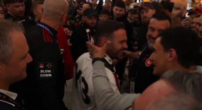 Juan Mata, aclamado en el aeropuerto de Sídney. (Foto: Western Sydney Wanderers)