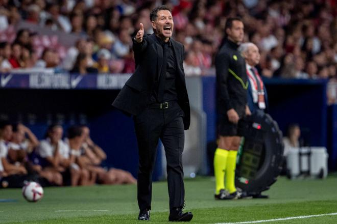 Diego Pablo Simeone da indicaciones durante el Atlético-Valencia (Foto: Cordon Press).