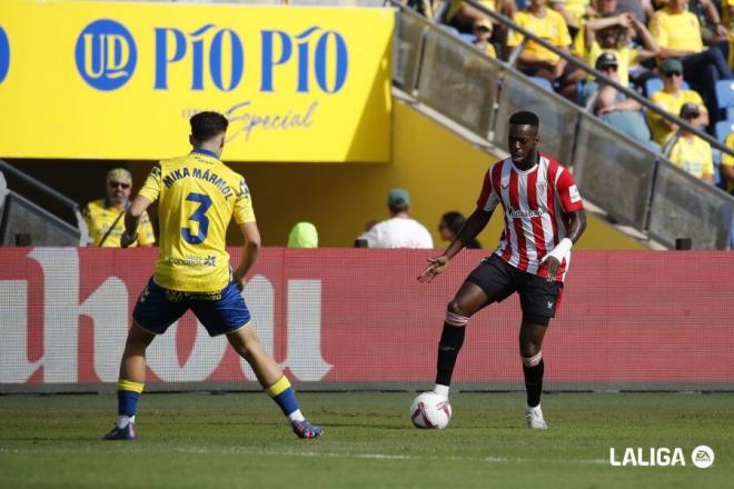 El delantero del Athletic Club Iñaki Williams la lleva ante la UD Las Palmas (Foto: LaLiga).