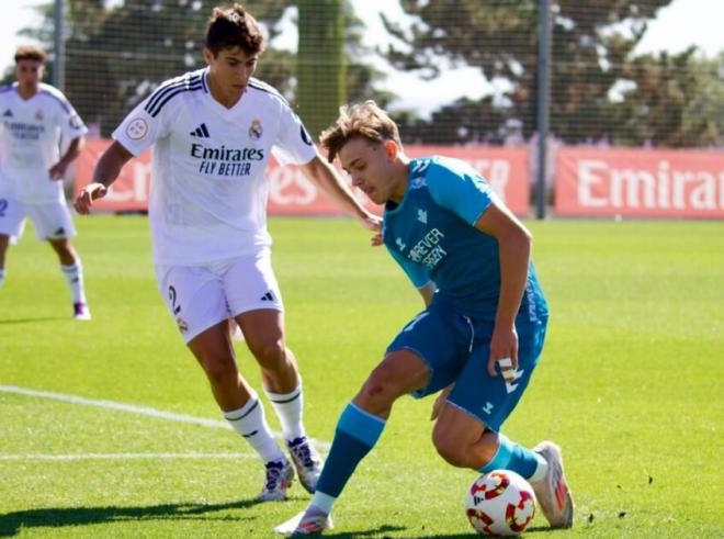 Jesús Rodríguez con la pelota (foto: Cantera Betis).