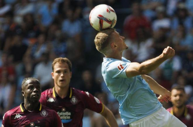 Carl Starfelt cabecea ante Amath y Latasa en el Celta - Valladolid (Foto: LALIGA).