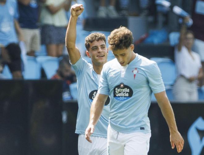 Hugo Álvarez celebra su gol con Pablo Durán en el Celta - Valladolid (Foto: LALIGA).