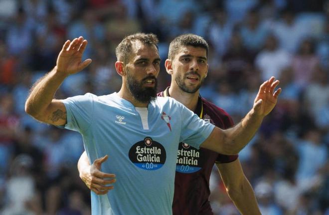 Borja Iglesias encimado por Cenk en el Celta - Valladolid (Foto: LALIGA).