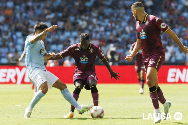 Amath y Amallah pugnan con Hugo Sotelo en el Celta - Real Valladolid.