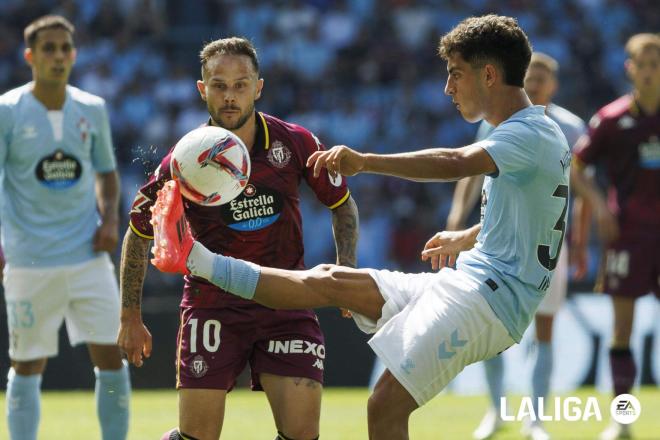 Iván Sánchez persigue a Hugo Álvarez en el Celta - Valladolid (Foto: LALIGA).