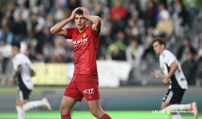 Samed Bazdar se lamenta en el Burgos - Zaragoza (Foto: LALIGA).