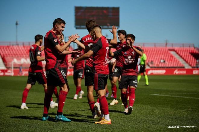 Los jugadores del Mirandés celebran uno de los goles ante el Albacete.