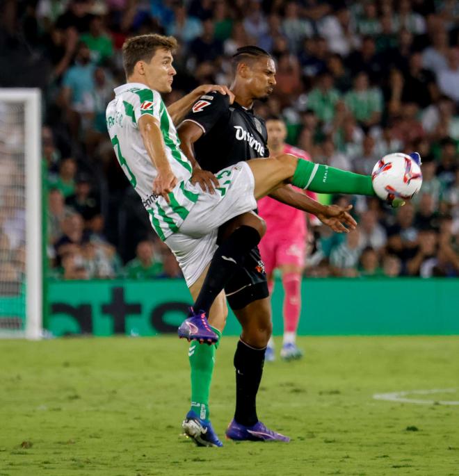 Diego Llorente anticipa en una acción del juego (foto: Cordón Press).