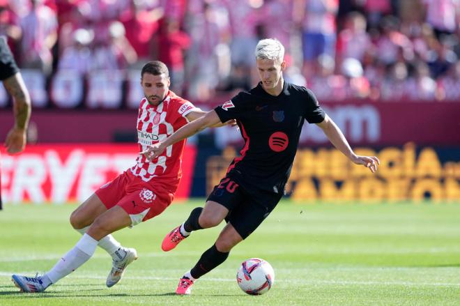 Dani Olmo controla un balón ante la presión de Abel Ruiz (FOTO: EFE).