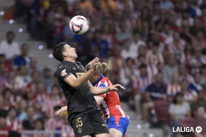 César Tárrega y Gallagher, en el Atlético de Madrid - Valencia CF (Foto: LALIGA).