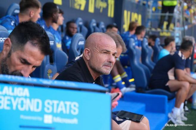 Paco López, en el banquillo del estadio. (Foto: LALIGA).