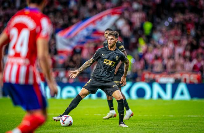 Enzo Barrenechea, ante el Atlético (Foto: Valencia CF).