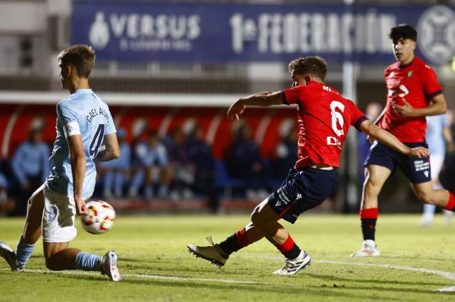 Gael Alonso intentando tapar un disparo del rival (Foto: CA Osasuna).