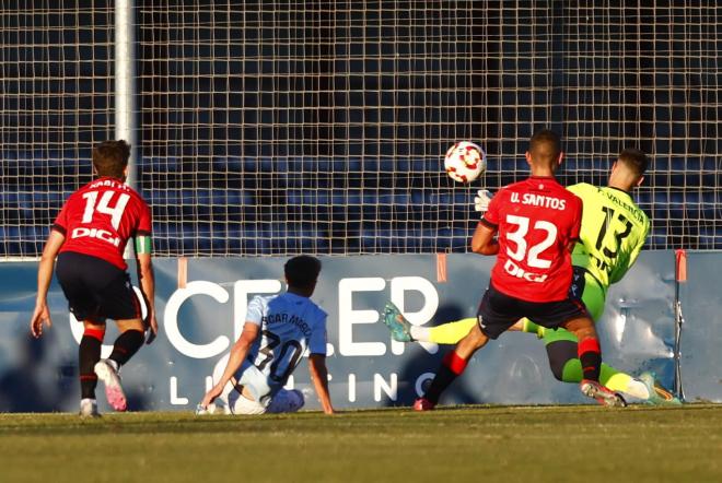 Pablo Valencia salva la ocasión de gol de Dela (Foto: CA Osasuna).