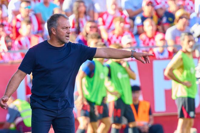 Hansi Flick da indicaciones durante el Girona-Barcelona (Foto: LaLiga).