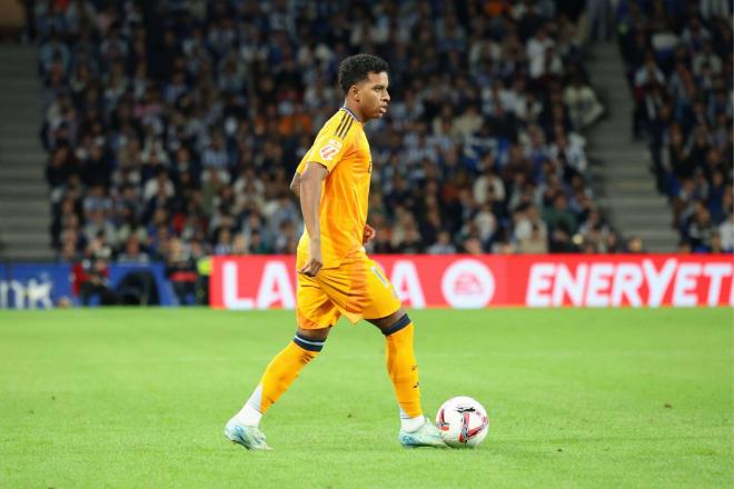 Rodrygo, con el balón en los pies en el Real Sociedad-Real Madrid (FOTO: Cordón Press).