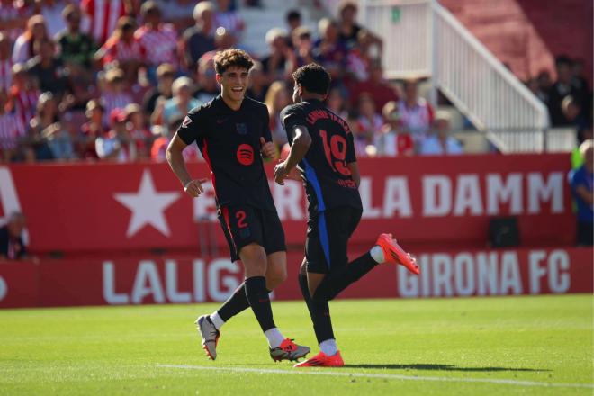 Lamine Yamal celebra uno de sus goles con Pau Cubarsí en el Girona-Barcelona (FOTO: Cordón Press)