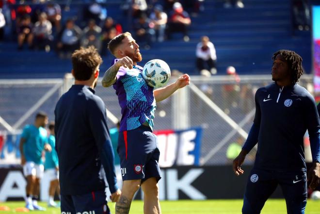 Iker Muniain calienta para jugar con San Lorenzo de Almagro en Boedo.