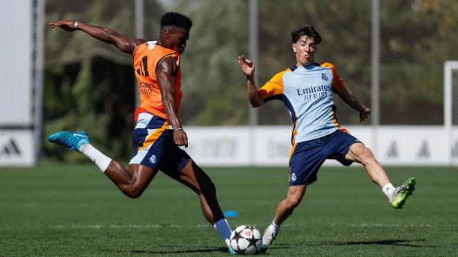 Tchouaméni prueba un disparo en una sesión del Real Madrid (Foto: RM).