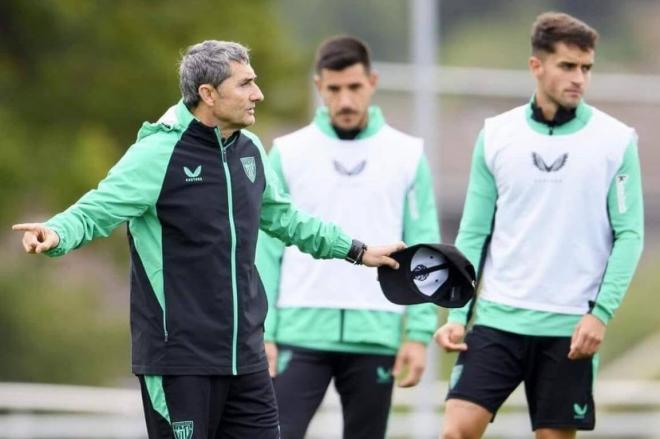 Instrucciones del técnico Ernesto Valverde en Lezama (Foto: Athletic Club).