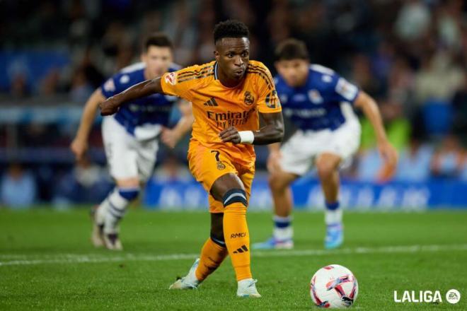 Vinicius lanzando su penalti en Anoeta (Foto: LALIGA).