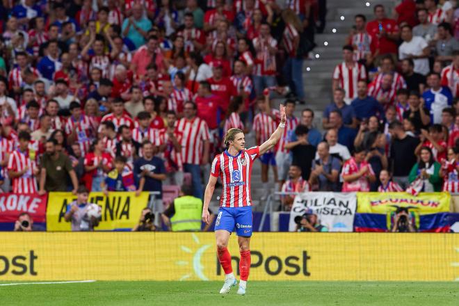 Conor Gallagher saluda a la afición del Atlético tras marcar su primer gol (Foto: Cordon Press).