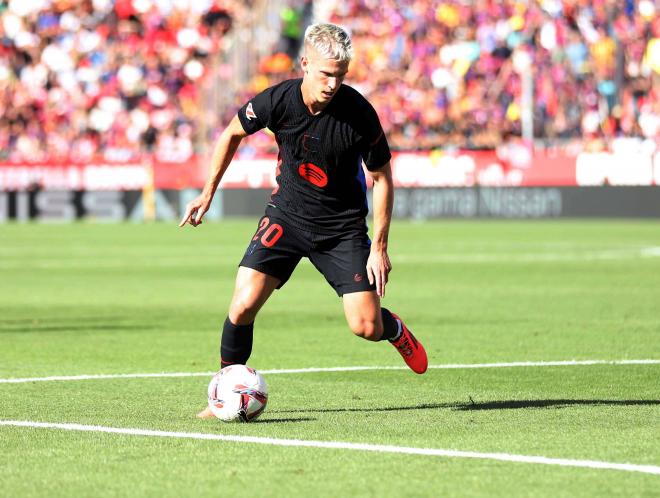 Dani Olmo controla el balón en el Girona-Barcelona (FOTO: Cordón Press).