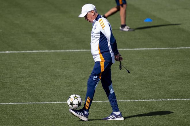 Carlo Ancelotti, en un entrenamiento con el Real Madrid para la Champions (Foto: Cordon Press).