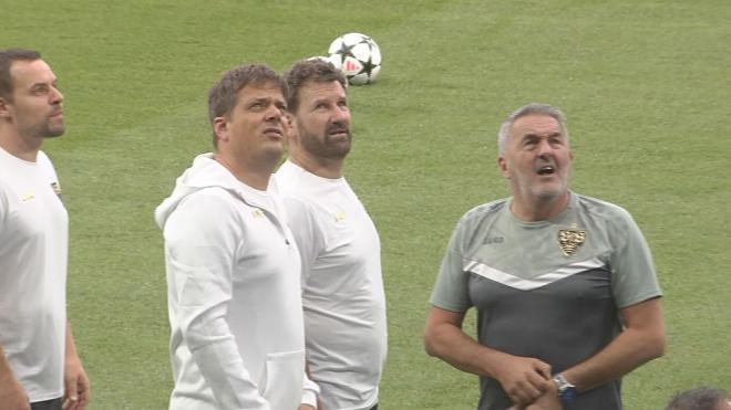 Parte del staff del Stuttgart alucinando con el Bernabéu (ElDesmarque)