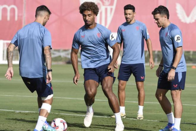 Suso y Badé, durante el rondo de entrenamiento con Navas y Pedrosa (Foto: Kiko Hurtado).