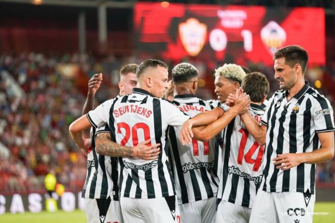 Los jugadores del Castellón celebran uno de los goles ante el Almería (FOTO: LALIGA).