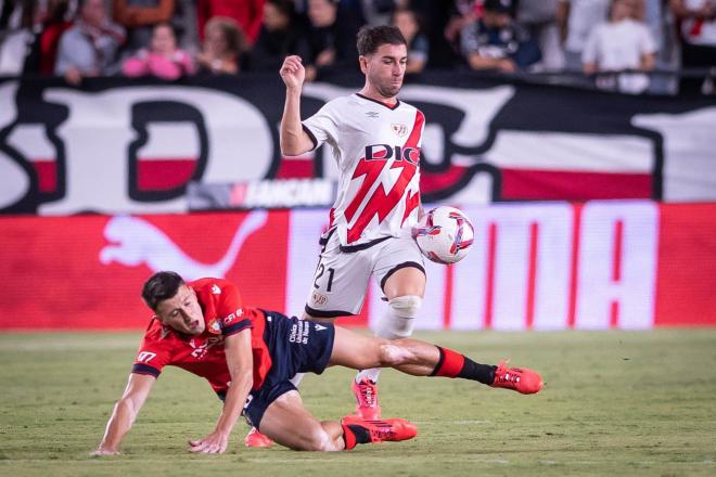 Embarba trata de marcharse con el balón en los pies en el Rayo-Osasuna (FOTO: Cordón Press).