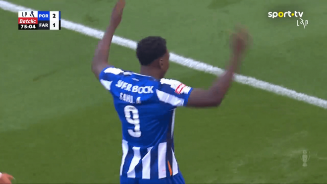 Samu Omorodion marca su primer gol con el Oporto.