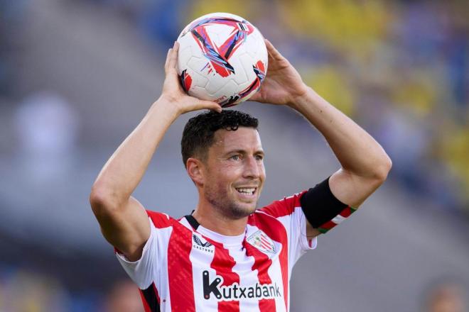 Saque de banda del capitán Oscar de Marcos en el partido ante la UD Las Palmas (Foto: Athletic Club).