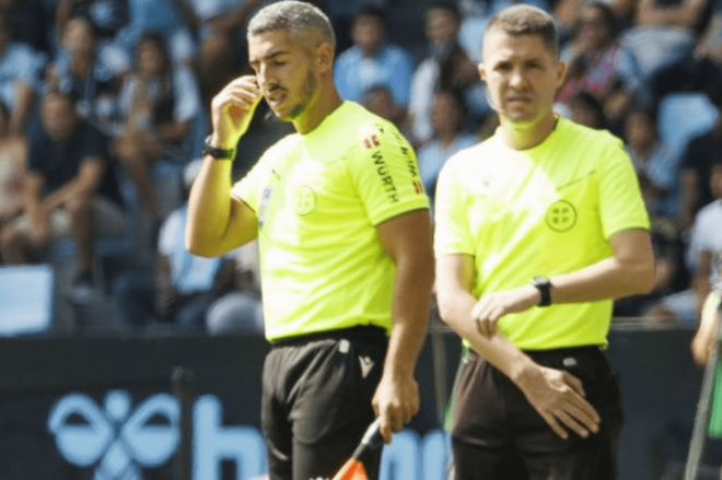 Árbitro asistente y cuarto árbitro en el Celta-Valladolid en Balaídos (Foto: LaLiga).