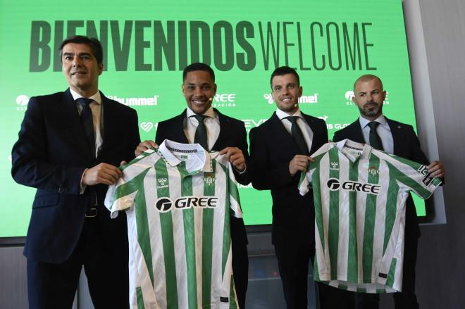 Ángel Haro, Vitor Roque, Giovani Lo Celso y Manu Fajardo (foto: Kiko Hurtado).