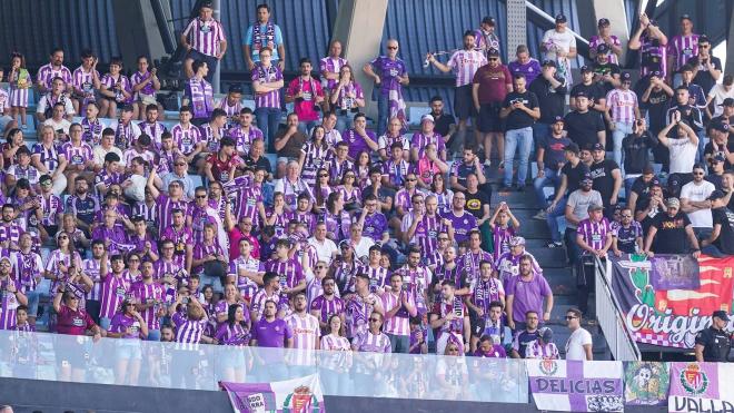 Aficionados blanquivioletas en las gradas de Balaídos (Foto: Real Valladolid).