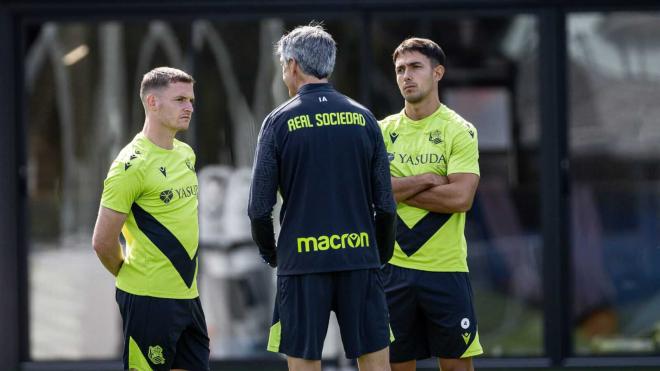 Imanol da instrucciones a Sergio Gómez y Zubimendi (Foto: Real Sociedad).