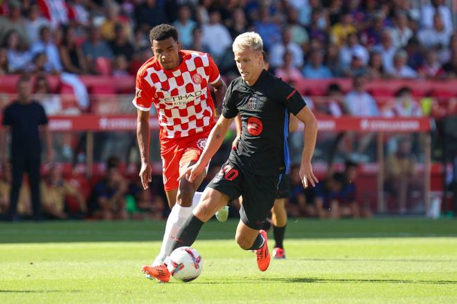 Dani Olmo conduce un balón en el Girona-Barça (Foto: Cordon Press).