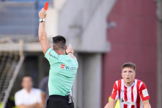 Ortiz Arias expulsa a Mikel Jauregizar ante la UD Las Palmas (Foto: Athletic Club).