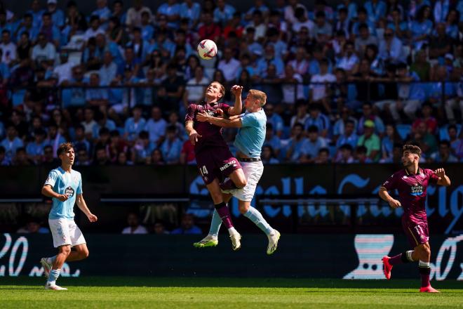 Juanmi Latasa disputa un balón. (Foto: Real Valladolid).