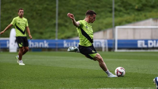 Sergio Gómez en un entrenamiento en Zubieta (Foto: Real Sociedad).