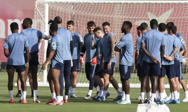 Saúl, entre sus compañeros, en el entrenamiento de este lunes (Foto: Kiko Hurtado).